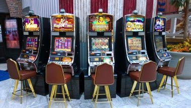 Microgaming slot game interface on hantam 303 showing reels and bet controls